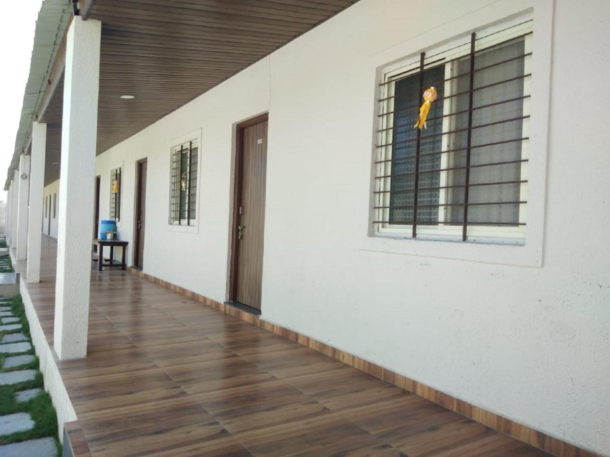 Hotel Krishna Exotica อาห์มาดนาการ์ ภายนอก รูปภาพ